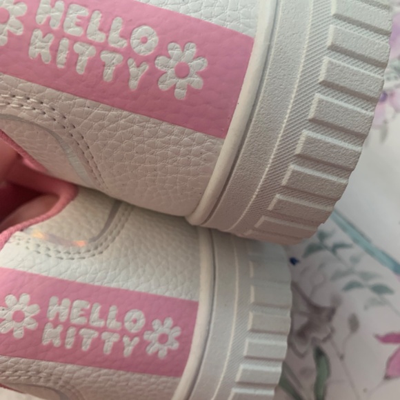 Hello Kitty Size 6 Kids or 8 Women’s Sneakers - Picture 4 of 9